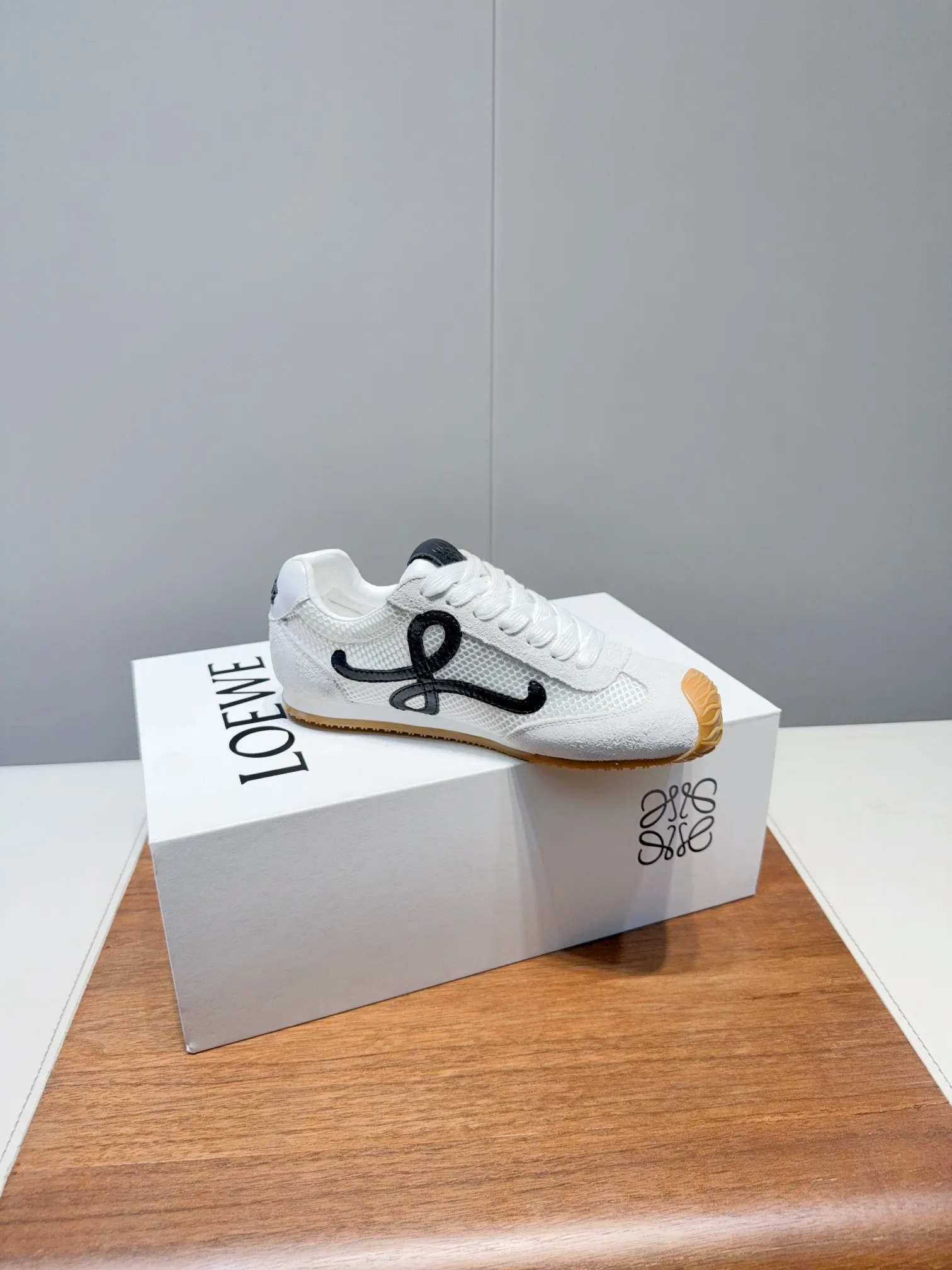 👟👟Ex-factory price 560👟👟 Loewe LOEW- 2025 mesh moral training shoes Super awesome Asymmetric toe shape, as LOEWE's signature design Super soft, lightweight and flexible sole, new wave texture rubber outsole, extending to the toe, upgraded soft leather lining and footbed to provide maximum comfort, 3D injection molded rubber LOEWE logo on the heel Fully open mold matching material Size: 35-40 (custom-made for 40 women, non-refundable)